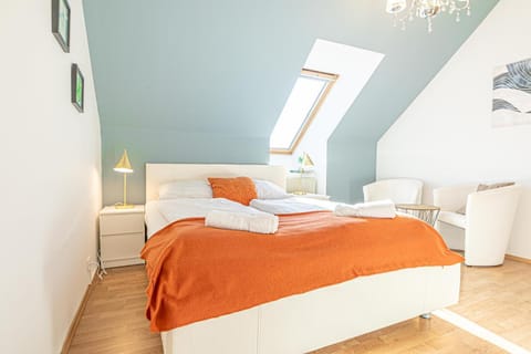 Property building, Bed, Bedroom, towels