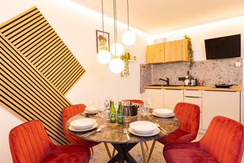 Kitchen or kitchenette, Dining area