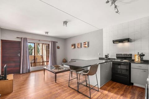 Kitchen or kitchenette, Seating area