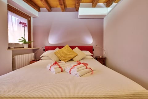 Bed, Photo of the whole room, Bedroom, internet, towels