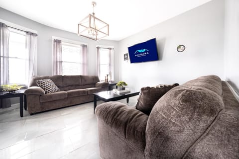 Large-Group Ready 8BR Home Near Niagara Falls & Casino House in Niagara Falls