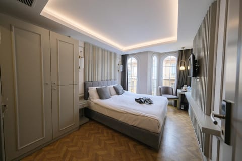 Bed, TV and multimedia, Photo of the whole room, Bedroom, towels, wardrobe