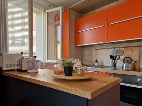 Kitchen or kitchenette, minibar, stove, toaster