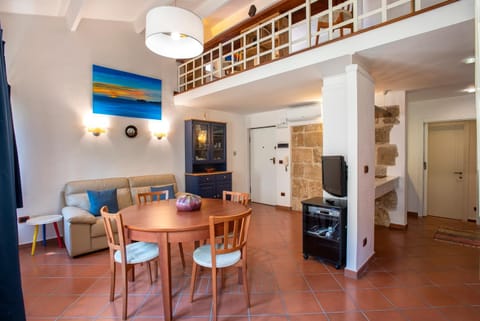 Kitchen or kitchenette, Seating area, Dining area