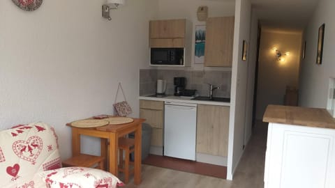 Kitchen or kitchenette, Dining area, minibar, stove