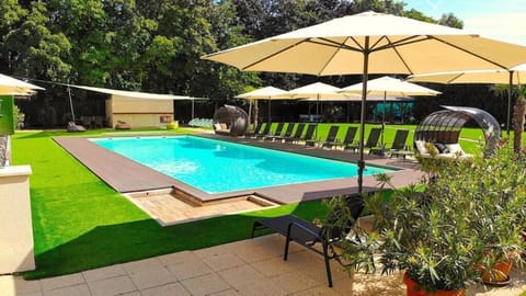 Swimming pool, sunbed