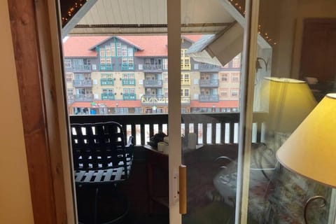 'The Treehouse' at Snowshoe - Village & Slope View Apartment in Snowshoe