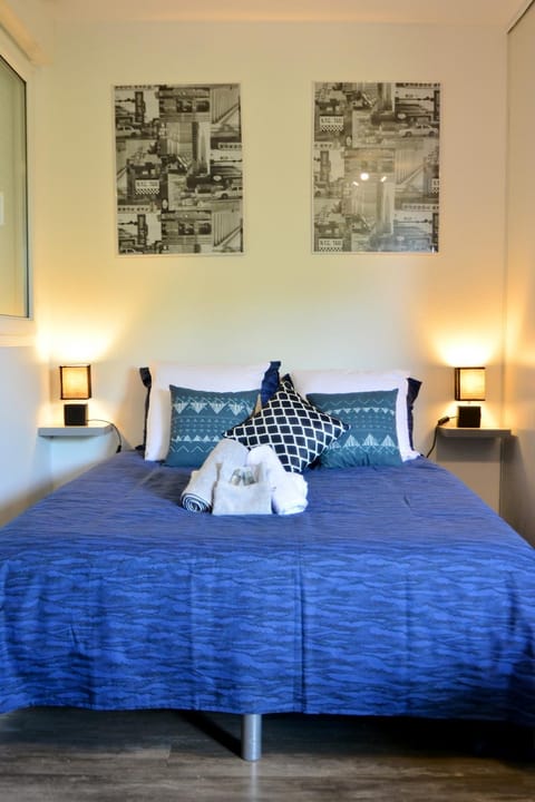 Photo of the whole room, Bedroom, towels
