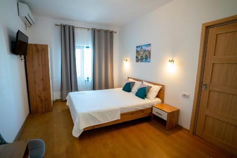 Bed, TV and multimedia, Bedroom, wardrobe