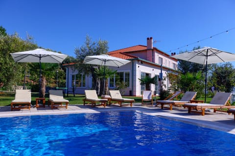 Property building, Spring, Day, Swimming pool, Swimming pool