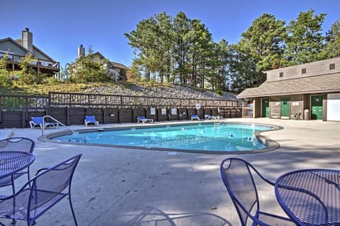 Pool Access and Balcony Mtn-View Gatlinburg Condo Apartment in Gatlinburg