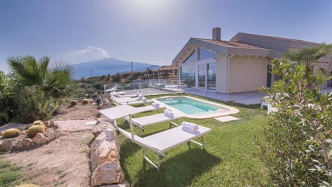 Property building, Garden view, Pool view, sunbed