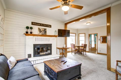 Monument Retreat - Walk to Local Dining and Shopping House in Monument