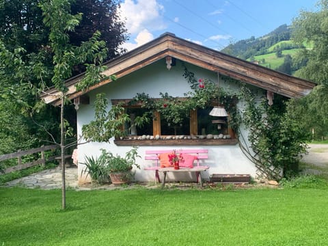 Property building, Patio, Spring, Day, Natural landscape, Summer, Garden, Balcony/Terrace, Garden view