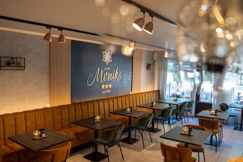 Restaurant/places to eat, Food and drinks