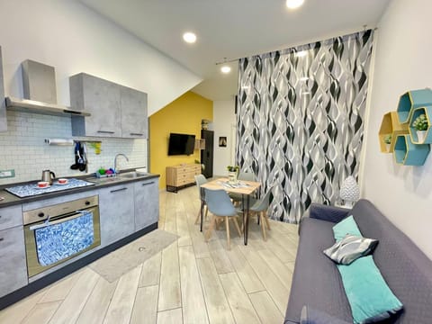 TV and multimedia, Kitchen or kitchenette, Living room, Dining area, stove