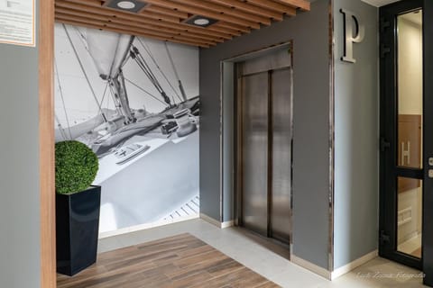 Facade/entrance, elevator