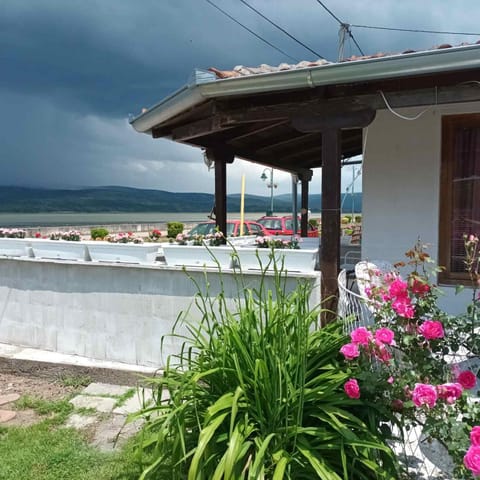 Property building, Spring, Day, Natural landscape, Garden, Balcony/Terrace, Garden view