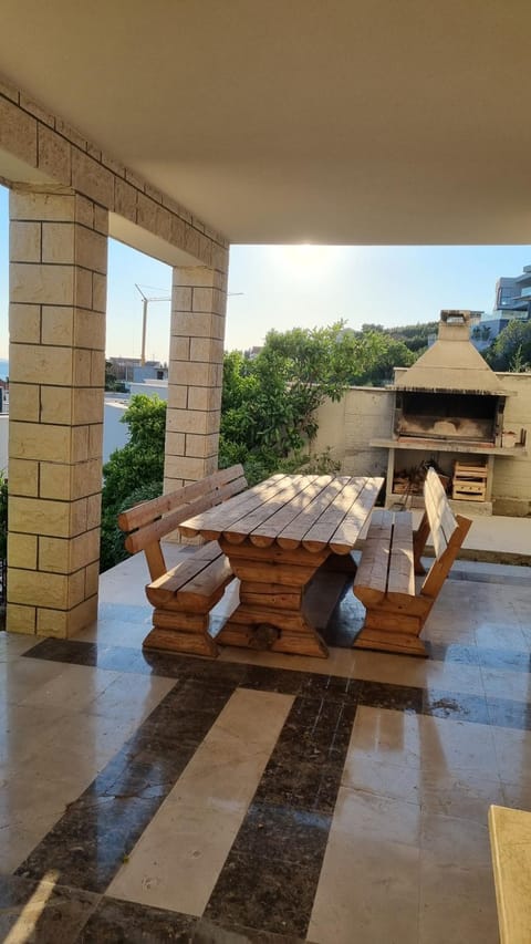 Patio, BBQ facilities