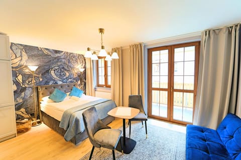 Bed, Seating area