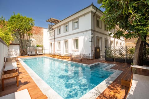 Property building, Day, Pool view, Swimming pool