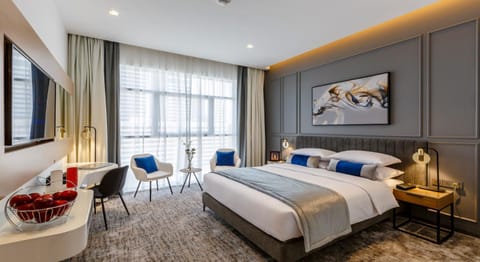 Photo of the whole room, Bedroom