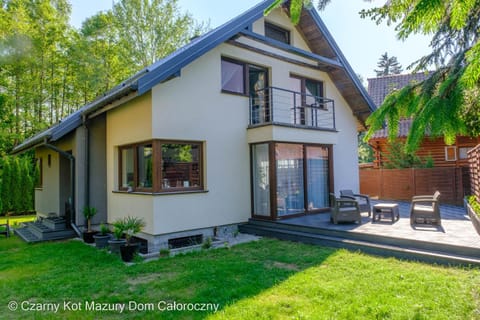 Property building, Patio, Facade/entrance, Garden, Balcony/Terrace
