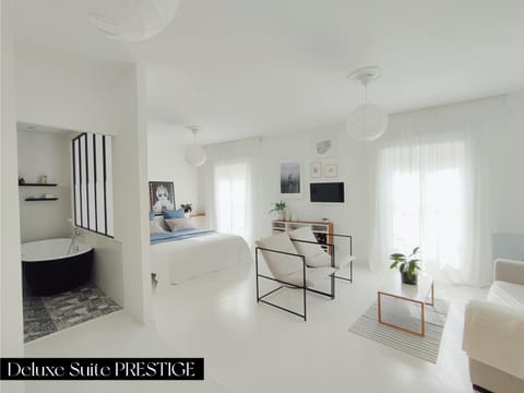 Bed, Bathroom, TV and multimedia, Photo of the whole room, Decorative detail, Bedroom, Bath, VIP