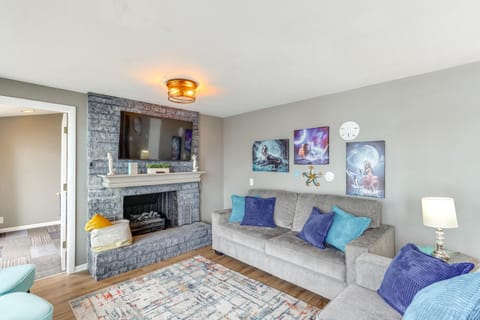 2 Decks, Lake Views! Group Escape in Osage Beach House in Osage Beach