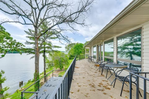 2 Decks, Lake Views! Group Escape in Osage Beach House in Osage Beach
