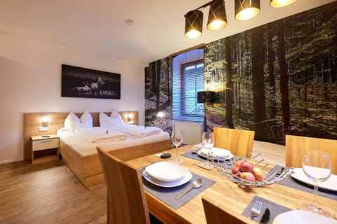 Bed, Food and drinks, Photo of the whole room, Food, Drinks