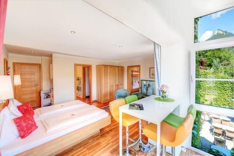 Bed, TV and multimedia, Photo of the whole room, Seating area, Bedroom