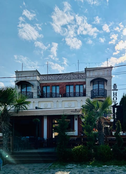 Property building, Spring, Balcony/Terrace