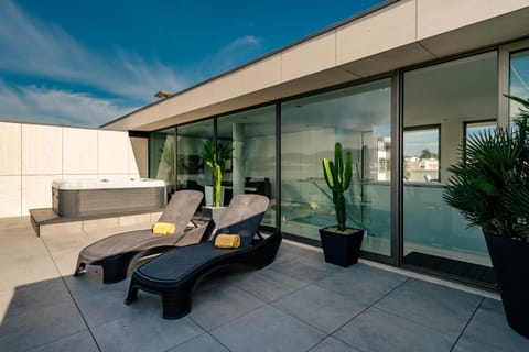 Balcony/Terrace, sunbed