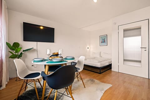 Bed, TV and multimedia, Dining area, Food