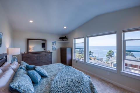 The Captains Lookout Sleeps 6, Hot Tub, Pet Friendly, Ocean View House in Depoe Bay