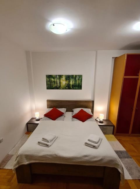 Bed, Photo of the whole room, Bedroom, towels