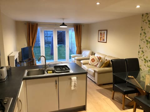 Communal lounge/ TV room, TV and multimedia, Kitchen or kitchenette, Living room, Seating area, Dining area