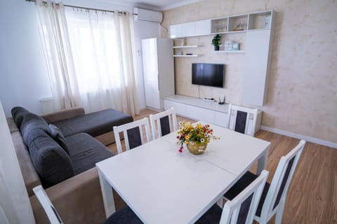 TV and multimedia, Living room, Seating area, Dining area, air conditioner