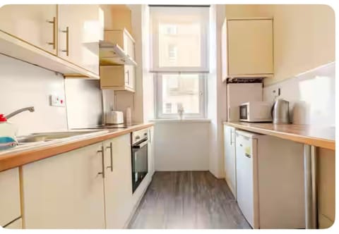 3 Bed Central Apartment - Pet Friendly & Parking Apartment in Edinburgh