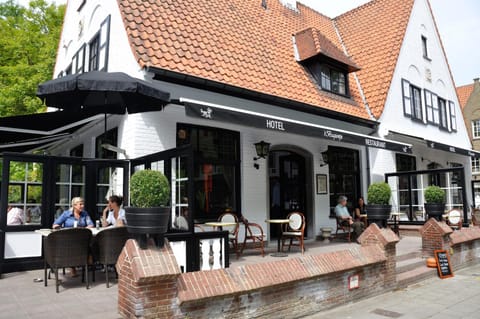 Facade/entrance, Balcony/Terrace