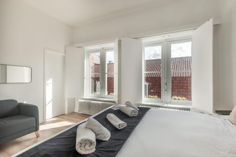 Bed, Photo of the whole room, Seating area, Bedroom