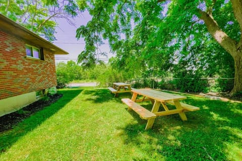 5BR House Close to Falls & Aquarium House in Niagara Falls