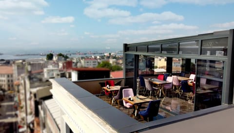 Restaurant/places to eat, Balcony/Terrace, Breakfast