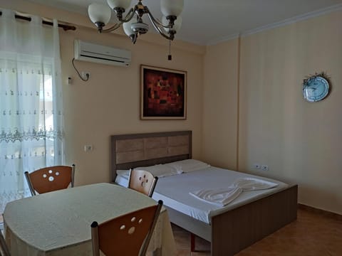 Bed, Living room, Photo of the whole room, Seating area, Dining area, Bedroom, air conditioner