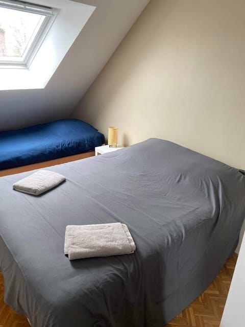 Anselme, F2 duplex avec cour commune et proche de la mer ,2 Apartment in Normandy