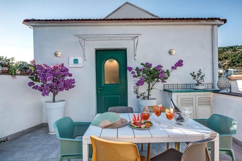 Property building, Balcony/Terrace, Food and drinks, Dining area, Drinks