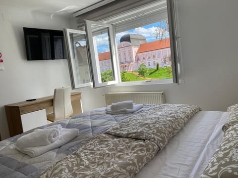 View (from property/room), City view, Landmark view, Street view