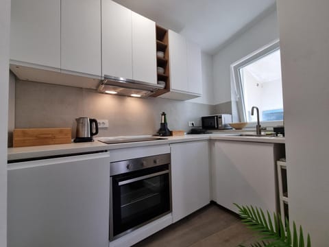 Coffee/tea facilities, Kitchen or kitchenette, dishwasher, stove, toaster