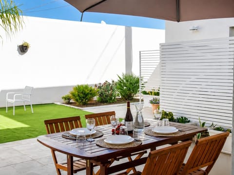 Day, Food and drinks, Seating area, Dining area, Garden view